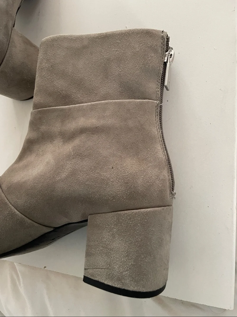 Kenneth Cole Genuine Suede Leather Ankle Boots Booties Lt. Grey Block Heel